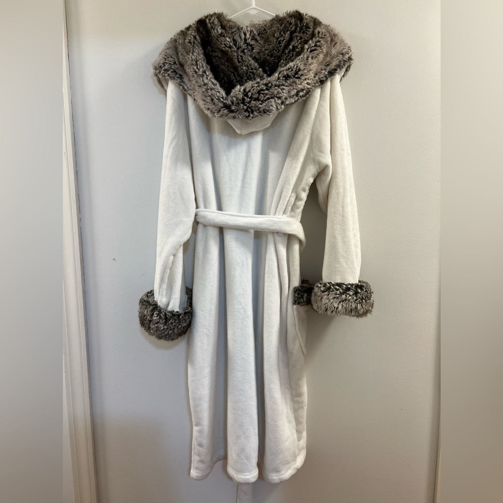 06. Pottery Barn Robe - Picture 8 of 15